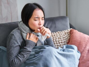 Ilustrasi warga penderita flu dan batuk.