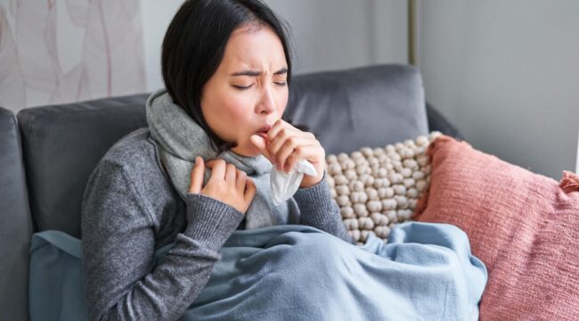Ilustrasi warga penderita flu dan batuk.