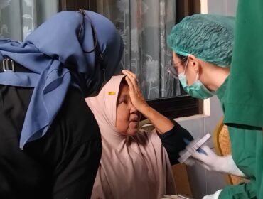 OPERASI: Salah satu pasien katarak saat diperiksa oleh tenaga kesehatan RSUD Kalisat, Jember. (Foto: M. Abd Rozaq Mubarok)
