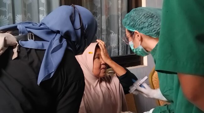 OPERASI: Salah satu pasien katarak saat diperiksa oleh tenaga kesehatan RSUD Kalisat, Jember. (Foto: M. Abd Rozaq Mubarok)
