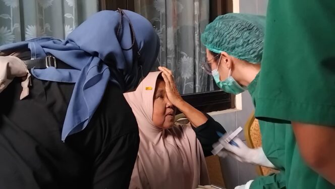 
					OPERASI: Salah satu pasien katarak saat diperiksa oleh tenaga kesehatan RSUD Kalisat, Jember. (Foto: M. Abd Rozaq Mubarok)
