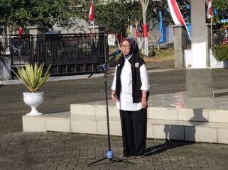 Bupati Indah Amperawati saat mengisi apel pagi di kantor Kecamatan Senduro, Kabupaten Lumajang. (Foto: Asmadi)
