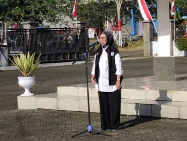 Bupati Indah Amperawati saat mengisi apel pagi di kantor Kecamatan Senduro, Kabupaten Lumajang. (Foto: Asmadi)
