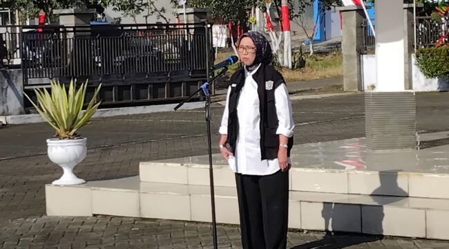 Bupati Indah Amperawati saat mengisi apel pagi di kantor Kecamatan Senduro, Kabupaten Lumajang. (Foto: Asmadi)
