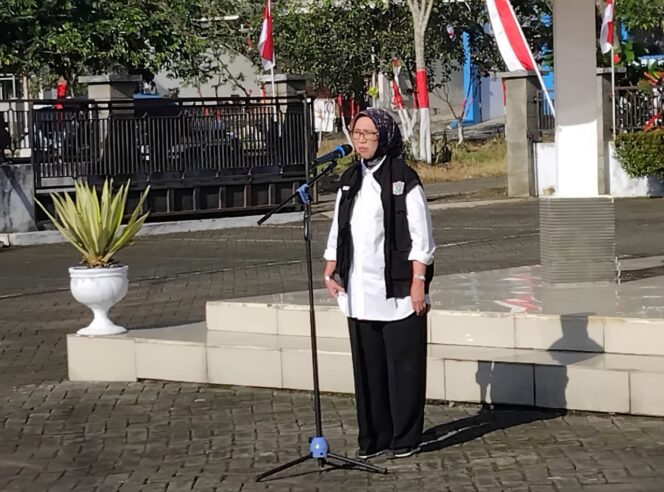
					Bupati Indah Amperawati saat mengisi apel pagi di kantor Kecamatan Senduro, Kabupaten Lumajang. (Foto: Asmadi)
