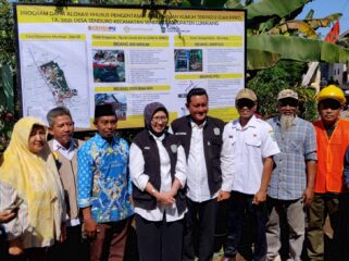 Di setiap sudut proyek pembangunan yang tersebar di Desa Senduro, Kecamatan Senduro, Kabupaten Lumajang, kini berdiri papan pengumuman sederhana (Foto: Asmadi).