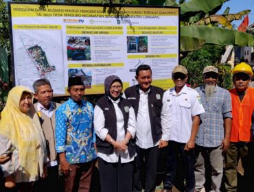 Di setiap sudut proyek pembangunan yang tersebar di Desa Senduro, Kecamatan Senduro, Kabupaten Lumajang, kini berdiri papan pengumuman sederhana (Foto: Asmadi).