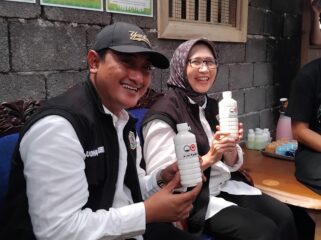 Bupati Indah dan Wabup Yudha saat meninjau peternakan kambing di Desa Burno, Kecamatan Senduro, Kabupaten Lumajang.  (Foto: Asmadi).
