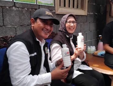 Bupati Indah dan Wabup Yudha saat meninjau peternakan kambing di Desa Burno, Kecamatan Senduro, Kabupaten Lumajang.  (Foto: Asmadi).
