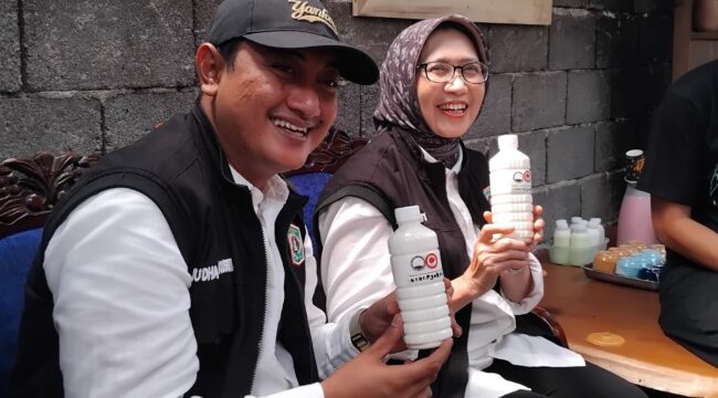 Bupati Indah dan Wabup Yudha saat meninjau peternakan kambing di Desa Burno, Kecamatan Senduro, Kabupaten Lumajang.  (Foto: Asmadi).
