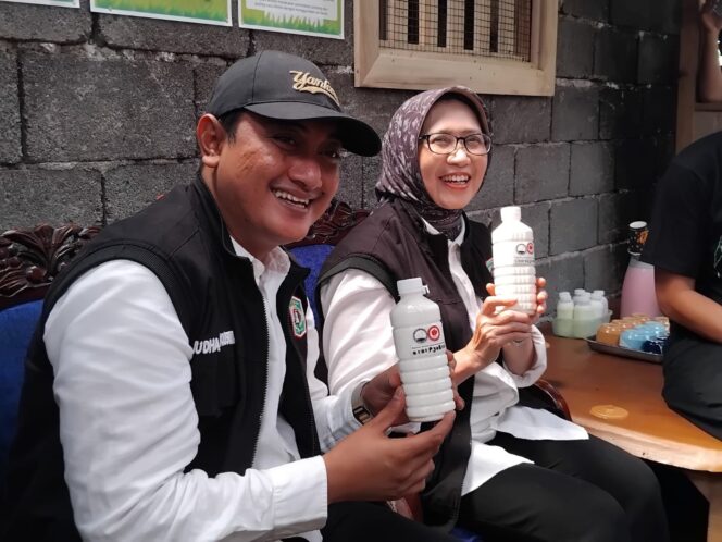 
					Bupati Indah dan Wabup Yudha saat meninjau peternakan kambing di Desa Burno, Kecamatan Senduro, Kabupaten Lumajang.  (Foto: Asmadi).
