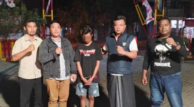 Pelaku saat diamankan di Mapolres Pasuruan.
