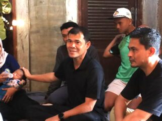 SELIDIKI: Kapolres Probolinggo Kota, AKBP Rico Yumasri, dan Kasat Reskrim Polres Probolinggo Kota, Iptu Zainal Arifin saat berkunjung ke LKSA AL Umah untuk melihat kondisi bayi. (foto: istimewa)
