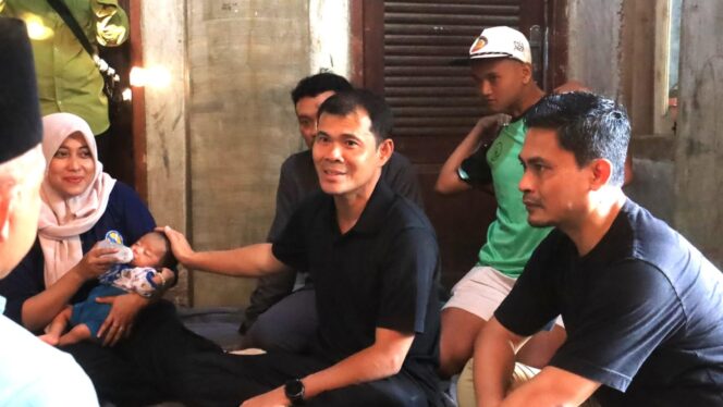 
					SELIDIKI: Kapolres Probolinggo Kota, AKBP Rico Yumasri, dan Kasat Reskrim Polres Probolinggo Kota, Iptu Zainal Arifin saat berkunjung ke LKSA AL Umah untuk melihat kondisi bayi. (foto: istimewa)