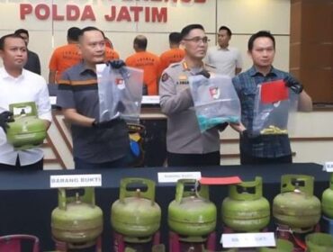 RILIS: Ditreskrimsus Polda Jawa Timur saat menggelar rilis pers pengungkapan kasus oplos LPG, Selasa (5/8/25) siang. (foto: Istimewa)