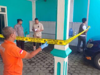 Polisi memasang garis polisi (police line) di Kantor Desa Alun-alun, Kecamatan Ranuyoso, Kabupaten Lumajang. (Foto: Istimewa)