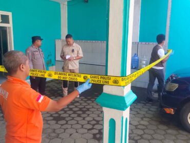 Polisi memasang garis polisi (police line) di Kantor Desa Alun-alun, Kecamatan Ranuyoso, Kabupaten Lumajang. (Foto: Istimewa)