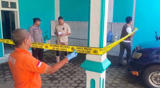 Polisi memasang garis polisi (police line) di Kantor Desa Alun-alun, Kecamatan Ranuyoso, Kabupaten Lumajang. (Foto: Istimewa)