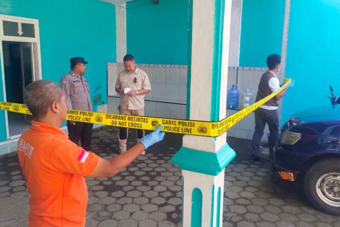 
					Polisi memasang garis polisi (police line) di Kantor Desa Alun-alun, Kecamatan Ranuyoso, Kabupaten Lumajang. (Foto: Istimewa)