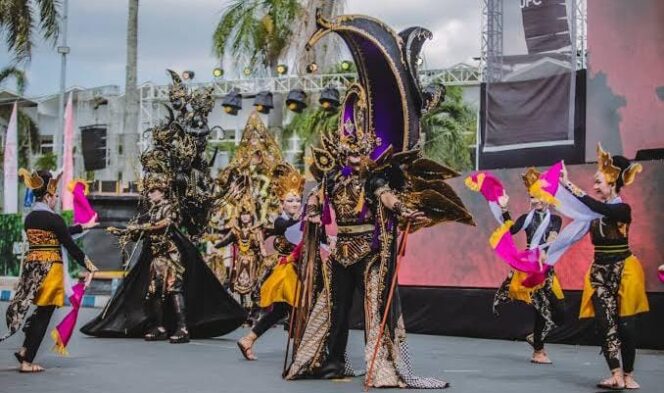 
					MERIAH: Pagelaran Jember Fashion Carnival (JFC) tahun 2024 lalu. (Foto: Dok. Pemkab Jember).