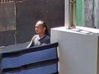 Rekaman CCTV milik warga yang merekam sosok terduga pelaku jambret bersenjata celurit.