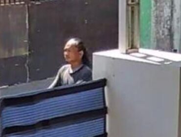 Rekaman CCTV milik warga yang merekam sosok terduga pelaku jambret bersenjata celurit.