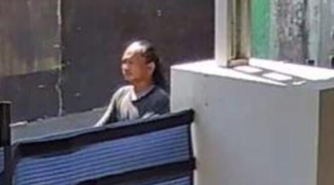 Rekaman CCTV milik warga yang merekam sosok terduga pelaku jambret bersenjata celurit.