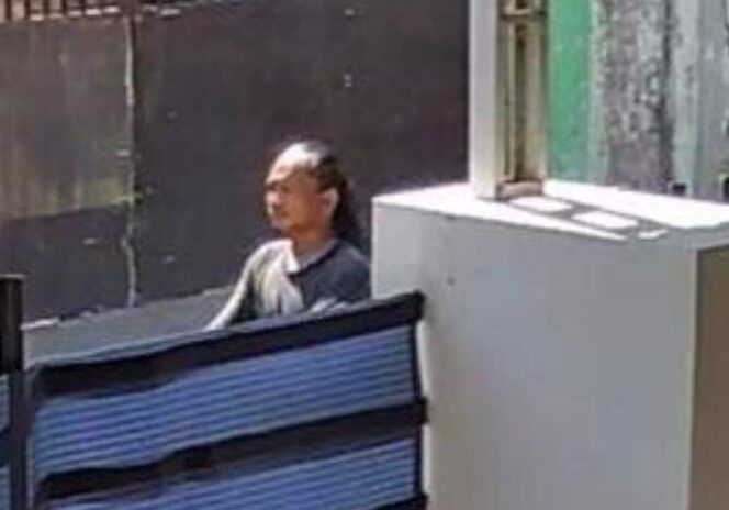 
					Rekaman CCTV milik warga yang merekam sosok terduga pelaku jambret bersenjata celurit.