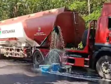 Truk tangki terlibat kecelakaan di Lumajang.
(Foto: tangkapan layar).
