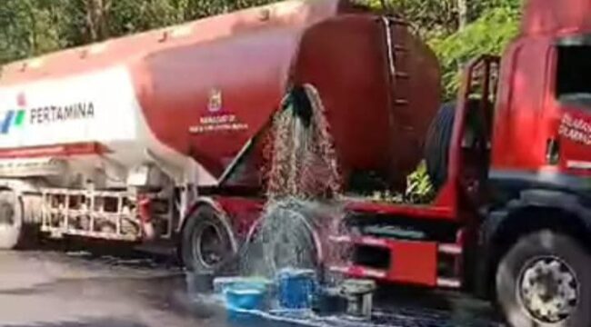 Tangki truk Pertamina bocor akibat bertabrakan dengan truk lain di Jalan Kedungjajang, Lumajang. (Foto: Asmadi)
