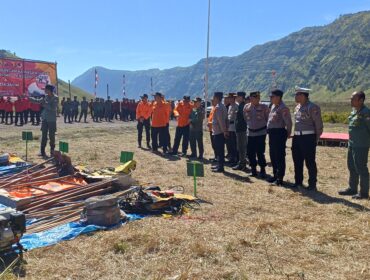 APEL: Suasana apel siaga kebakaran hutan dan lahan (karhutla) di kawasan Gunung Bromo oleh aparat gabungan. (foto: Bag. Humas Polres Probolinggo).