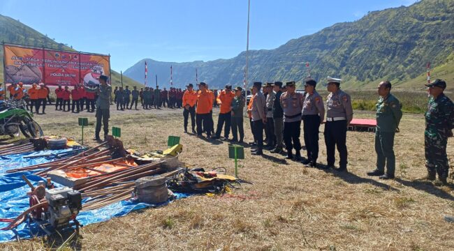 APEL: Suasana apel siaga kebakaran hutan dan lahan (karhutla) di kawasan Gunung Bromo oleh aparat gabungan. (foto: Bag. Humas Polres Probolinggo).