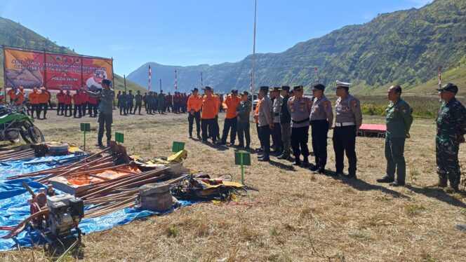 
					APEL: Suasana apel siaga kebakaran hutan dan lahan (karhutla) di kawasan Gunung Bromo oleh aparat gabungan. (foto: Bag. Humas Polres Probolinggo).