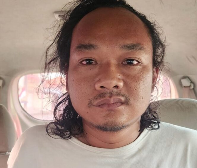 
					Sosok pelaku jambret yang melukai korbannya dengan celurit saat diamankan polisi.
