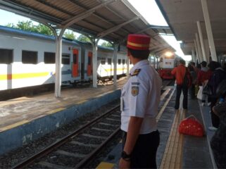 EFEK GUMITIR: Suasana naik turun penumpang KA Pandanwangi di Stasiun Banyuwangi Kota, Kamis, (7/8/25) siang. (Foto: Dok. Humas KAI Daop 9 Jember).
