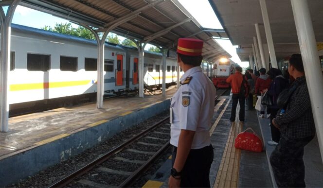 
					EFEK GUMITIR: Suasana naik turun penumpang KA Pandanwangi di Stasiun Banyuwangi Kota, Kamis, (7/8/25) siang. (Foto: Dok. Humas KAI Daop 9 Jember).
