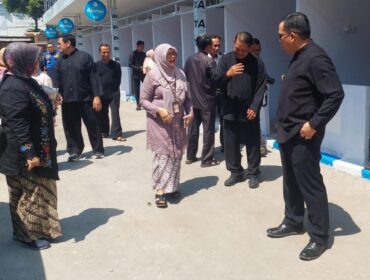 TINJAU: Wali Kota Probolinggo, dr. Aminuddin saat meninjau proyek pembangunan lapak sisi selatan GOR. A Yani. (foto: Hafiz Rozani).
