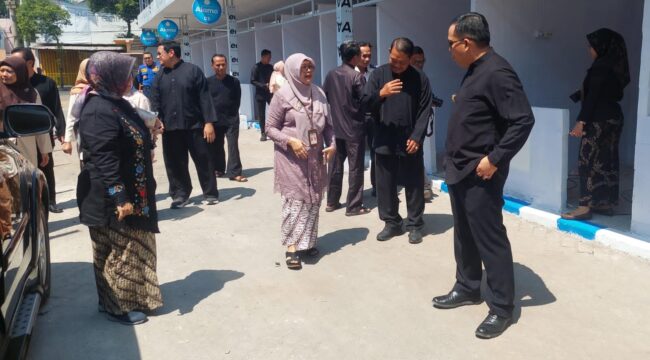 TINJAU: Wali Kota Probolinggo, dr. Aminuddin saat meninjau proyek pembangunan lapak sisi selatan GOR. A Yani. (foto: Hafiz Rozani).
