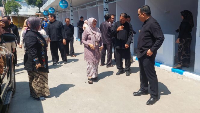 
					TINJAU: Wali Kota Probolinggo, dr. Aminuddin saat meninjau proyek pembangunan lapak sisi selatan GOR. A Yani. (foto: Hafiz Rozani).
