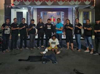 DITANGKAP: Pelaku penjambretan disertai kekerasan, usai dilumpuhkan dengan tembakan di bagian kaki oleh aparat Polres Pasuruan Kota. (foto: Moh. Rois).