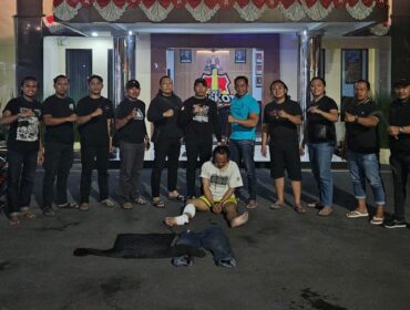 DITANGKAP: Pelaku penjambretan disertai kekerasan, usai dilumpuhkan dengan tembakan di bagian kaki oleh aparat Polres Pasuruan Kota. (foto: Moh. Rois).