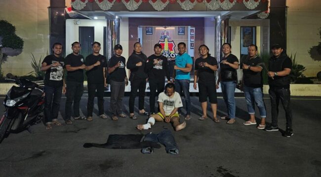 DITANGKAP: Pelaku penjambretan disertai kekerasan, usai dilumpuhkan dengan tembakan di bagian kaki oleh aparat Polres Pasuruan Kota. (foto: Moh. Rois).