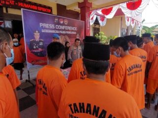 DITANGKAP: 28 orang tersangka peredaran sabu dan okerbaya saat dihadirkan dalam konferensi pers di Polres Probolinggo. (foto: Ali Ya'lu).