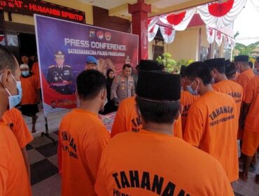 DITANGKAP: 28 orang tersangka peredaran sabu dan okerbaya saat dihadirkan dalam konferensi pers di Polres Probolinggo. (foto: Ali Ya'lu).