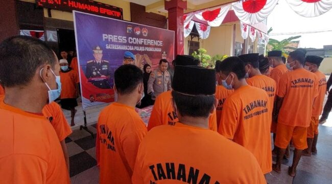 DITANGKAP: 28 orang tersangka peredaran sabu dan okerbaya saat dihadirkan dalam konferensi pers di Polres Probolinggo. (foto: Ali Ya'lu).