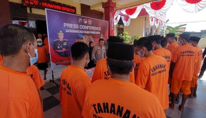 
					DITANGKAP: 28 orang tersangka peredaran sabu dan okerbaya saat dihadirkan dalam konferensi pers di Polres Probolinggo. (foto: Ali Ya'lu).