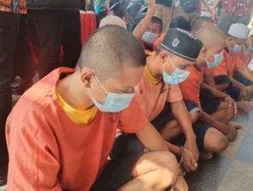 TERCIDUK: Para pelaku tindak kejahatan pencurian saat dihadirkan dalam rilis pers di Polres Probolinggo, Jumat (8/8/25) siang. (foto: Hafiz Rozani).