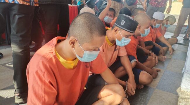 TERCIDUK: Para pelaku tindak kejahatan pencurian saat dihadirkan dalam rilis pers di Polres Probolinggo, Jumat (8/8/25) siang. (foto: Hafiz Rozani).