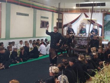 SAKRAL: Prosesi Tari Sodoran yang berlangsung di Balai Desa Jetak, Kecamatan Sukapura, Kabupaten Probolinggo. (foto: Hafiz Rozani).