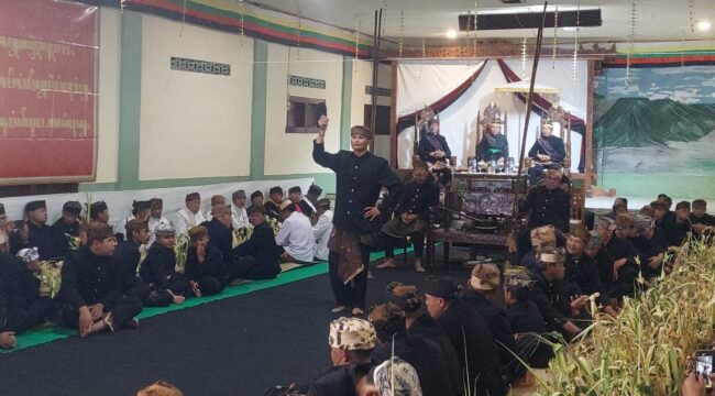 SAKRAL: Prosesi Tari Sodoran yang berlangsung di Balai Desa Jetak, Kecamatan Sukapura, Kabupaten Probolinggo. (foto: Hafiz Rozani).